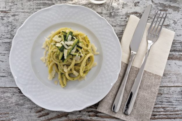 AdobeStock_254966094 pasta al pesto di zucchine